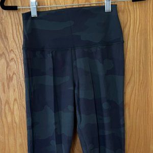 Alo High waisted vapor leggings  size small - Hunter Camouflage